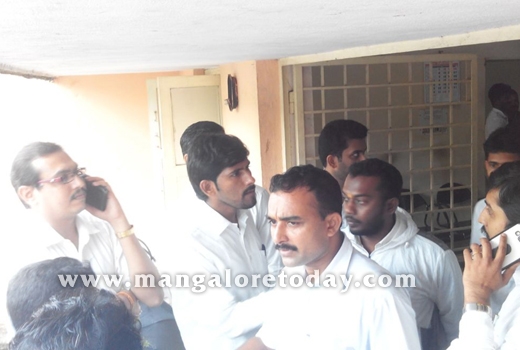 Lawyers allege assault on colleague by Kadri cop ; stage flash protest 1
